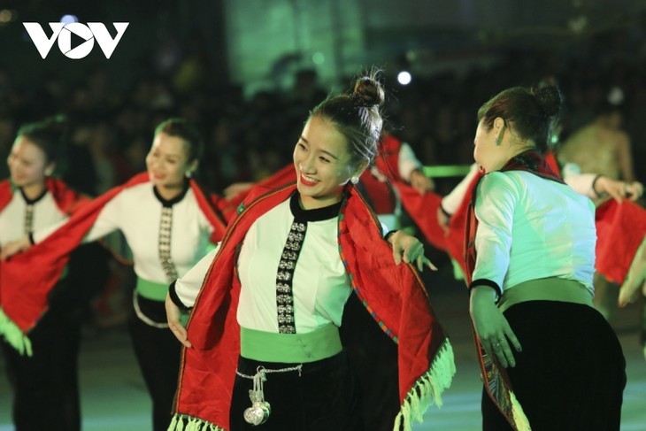 타이족 쏘애 무용과 북서지방 타이족 공동체의 문화적 아름다움 - ảnh 6