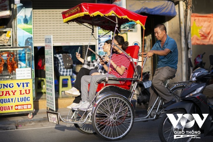 외국인 관광객, 다시 하노이 구시가지 편하게 방문 - ảnh 1