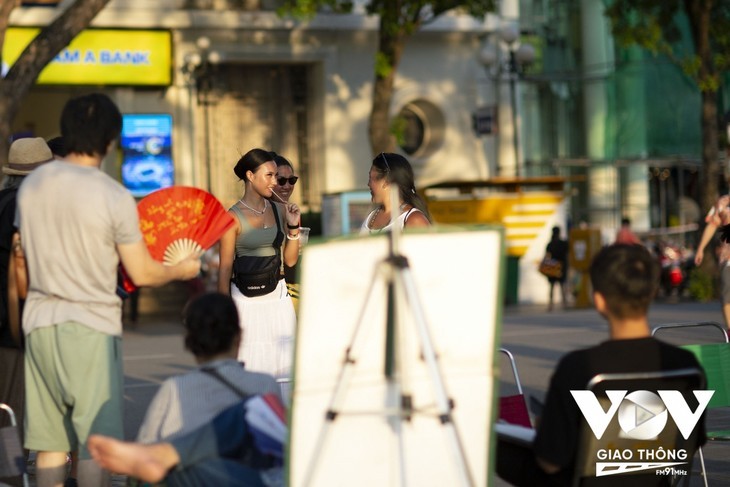 외국인 관광객, 다시 하노이 구시가지 편하게 방문 - ảnh 5