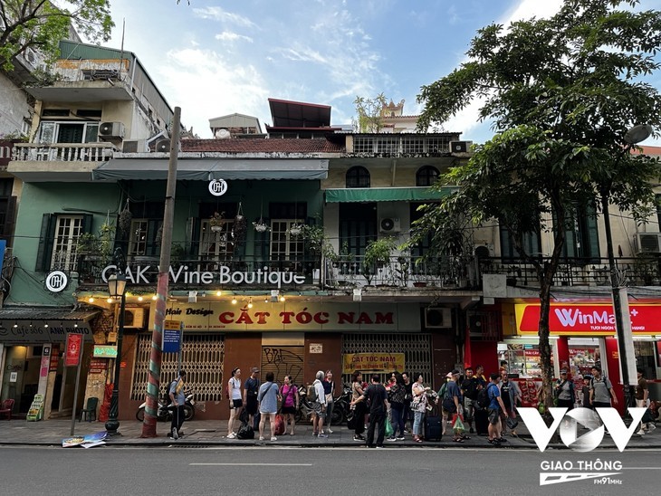 외국인 관광객, 다시 하노이 구시가지 편하게 방문 - ảnh 6