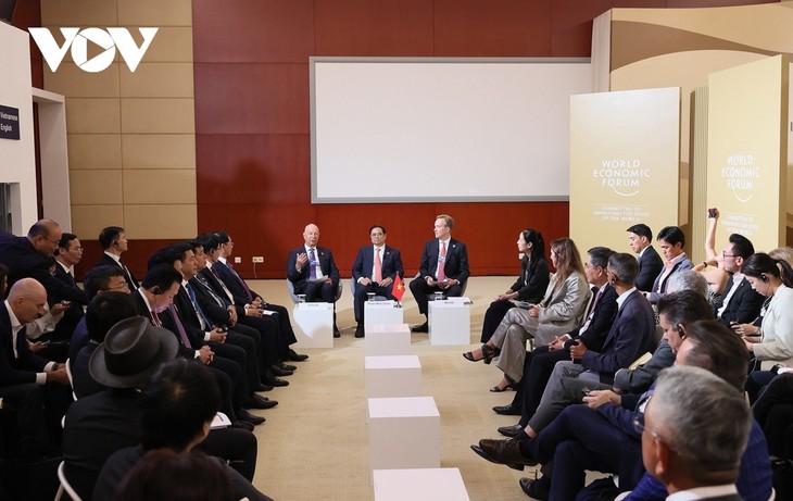 팜 민 찐 총리, 베트남-세계경제포럼 전략대화 참석 - ảnh 2