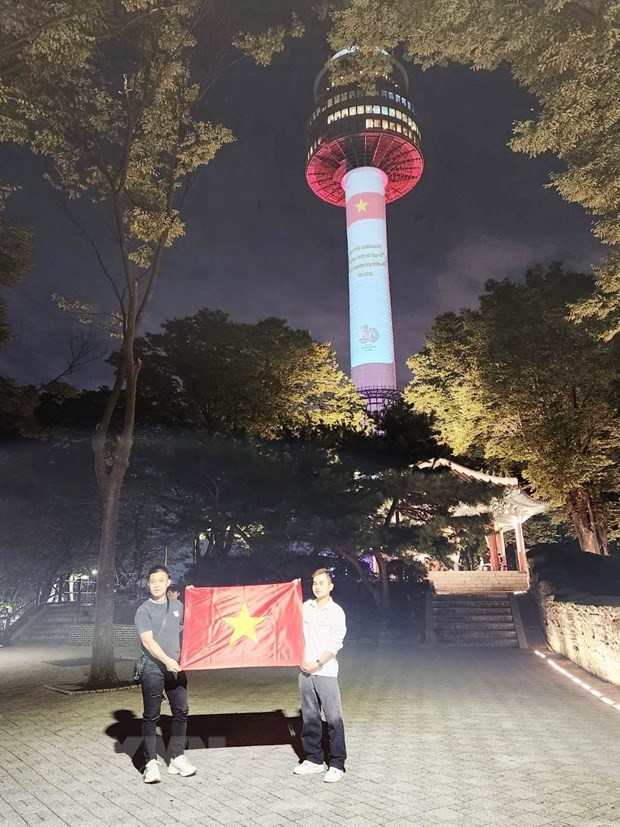 베트남 독립기념일을 맞아 남산타워에 베트남 국기 비춰 - ảnh 1