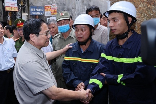팜 민 찐 총리, 타인쑤언군 화재 현장 방문 - ảnh 1