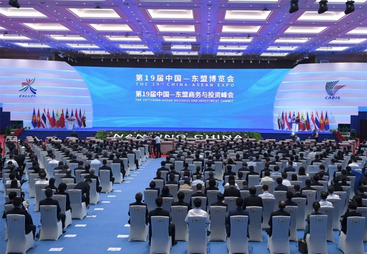 팜 민 찐 총리, 중국-아세안 엑스포 및 비즈니스‧투자 정상회의 참석차 출국 - ảnh 1