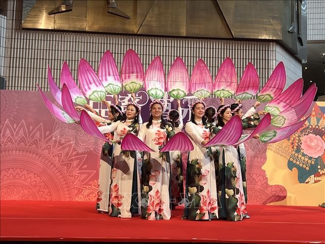 베트남, 중국 홍콩의 민족 문화 교류 행사 참여 - ảnh 1