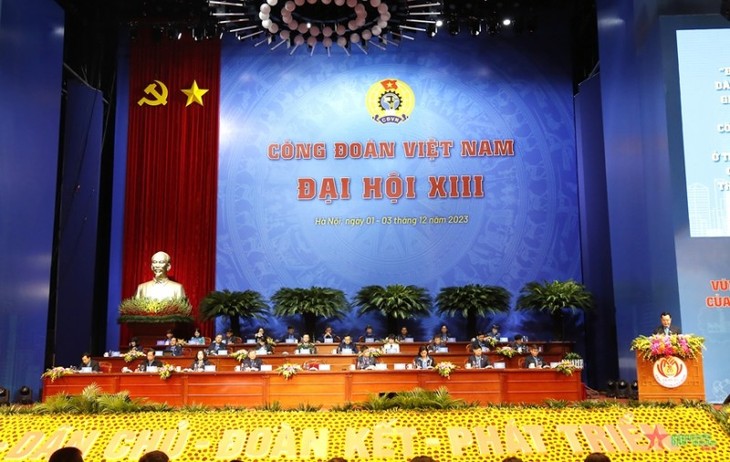 제13차 베트남 노동조합 대회 총회 개최 - ảnh 1