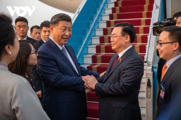 브엉 딘 후에 국회의장, ‘베트남 국빈 방문’ 마친 시진핑 주석 배웅 - ảnh 1