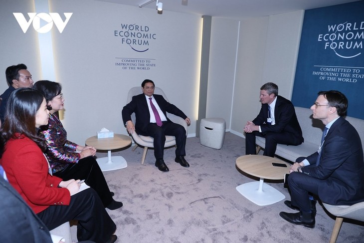 팜 민 찐 총리, 세계 최고의 기업 관계자들과 만남 가져 - ảnh 1
