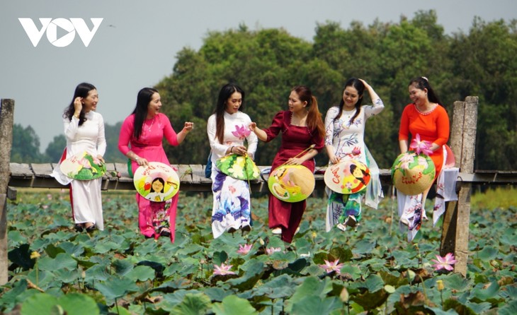 약 5,500명의 여성, 동탑성 연꽃 축제에서 아오자이 행진에 참여 - ảnh 1