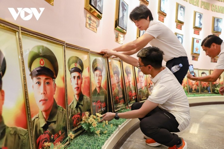 디엔비엔푸 전투에 참전한 30명의 인민무장영웅 초상화를 복원한 베트남 청년들 - ảnh 1
