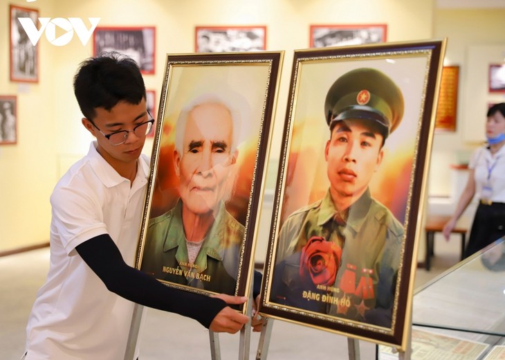 디엔비엔푸 전투에 참전한 30명의 인민무장영웅 초상화를 복원한 베트남 청년들 - ảnh 2