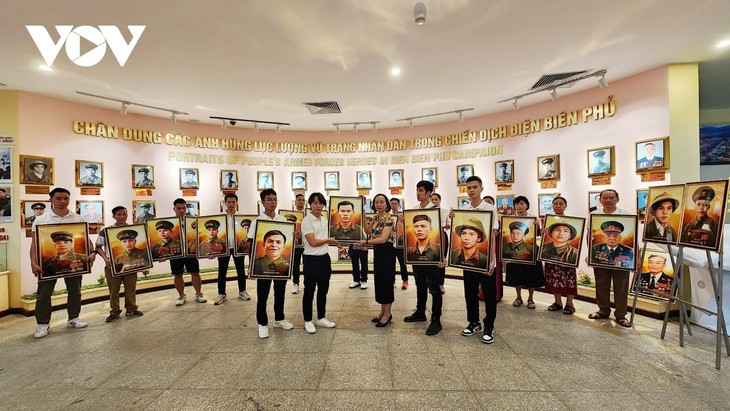 디엔비엔푸 전투에 참전한 30명의 인민무장영웅 초상화를 복원한 베트남 청년들 - ảnh 3