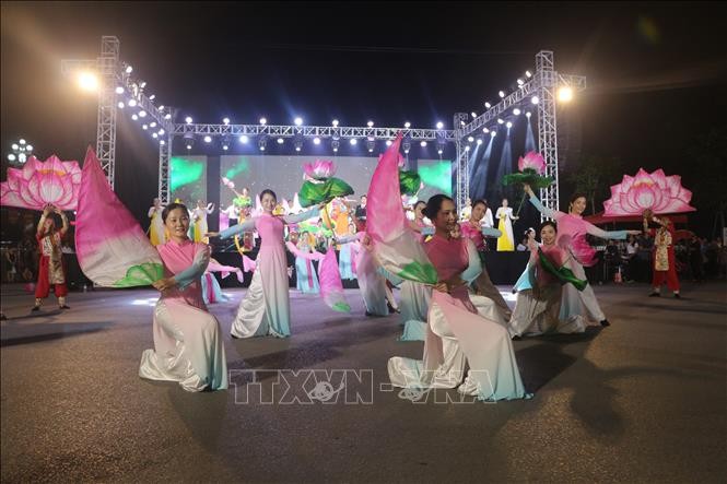 응에안성, ‘연꽃이 피어난 계절의 고향’ 길거리 축제 개최 - ảnh 1