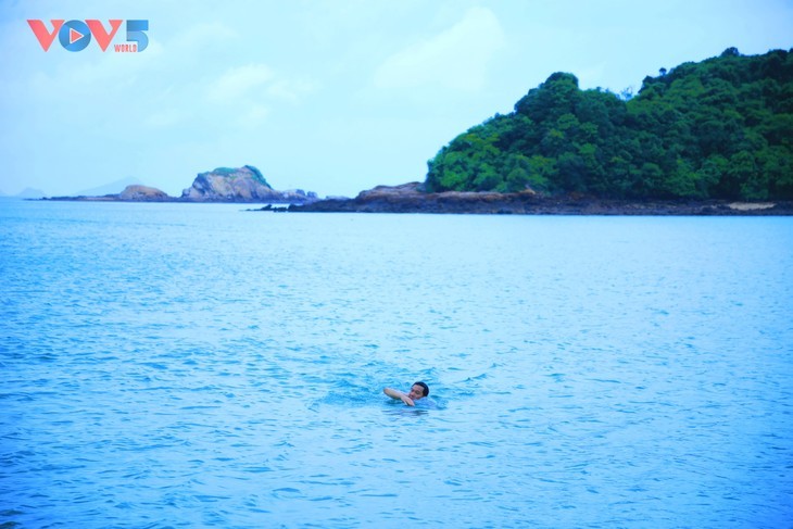 꽝닌성 타인런, 광활한 바다 한 가운데의 평화로운 섬 - ảnh 9