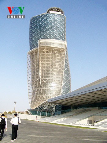 Abu Dhabi ជាគ្រាប់ពេជ្រផ្លេកៗនៅកណ្ដាលវាលខ្សាច់ - ảnh 3