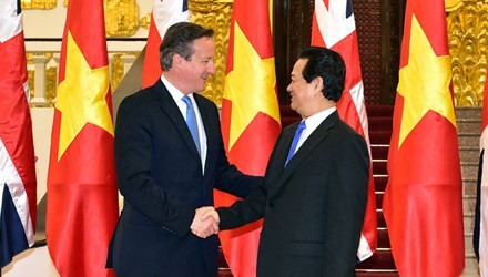 នាយករដ្ឋមន្ត្រី Nguyen Tan Dung អញ្ជើញជួបសន្ទនាជាមួយនាយករដ្ឋមន្ត្រី  David Cameron - ảnh 1