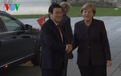 ប្រធានរដ្ឋវៀតណាមលោក Truong Tan Sang ជួបចរចារជាមួយអធិការបតីអាល្លឺម៉ង់លោកស្រី Angela Merkel - ảnh 1