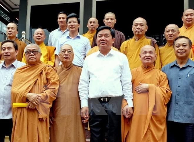 ថ្នាក់ដកឹនាំគណៈកម្មាធិការមជ្ឈឹមរណសិរ្យមាតុភូមិវៀតណាមទៅជូនពរអ្នកមុខអ្នកការនិងពុទ្ធសាសនិក - ảnh 1
