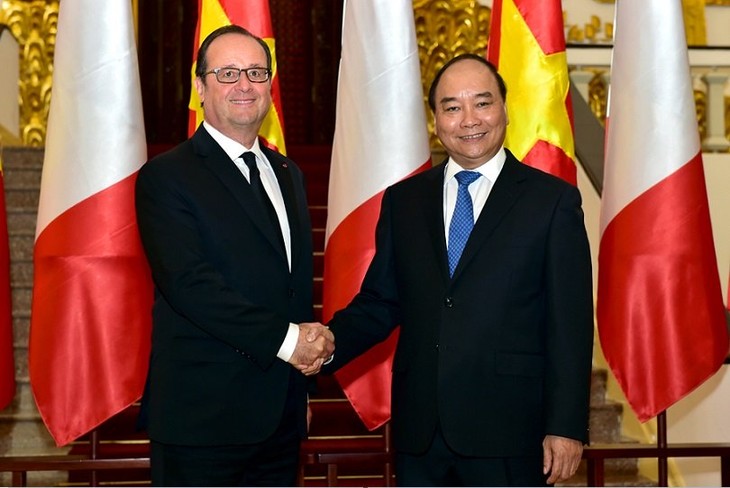 នាយករដ្ឋមន្ត្រីលោក Nguyen Xuan Phuc ជួបសន្តែងការគួរសមប្រធានាធិបតីបារាំងលោក Francois Hollande - ảnh 1
