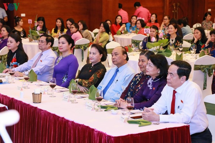 PM dan Ketua MN Vietnam menghadiri temu muka dengan anggota perempuan MN angkatan XIV - ảnh 1
