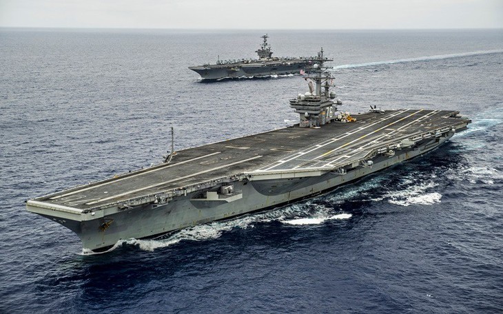 AS mengerahkan dua kapal induk ke latihan perang di Laut Timur - ảnh 1