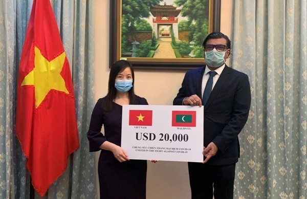 Memberikan bingkisan Pemerintah Vietnam kepada Pemerintah dan rakyat Maladewa untuk mencegah dan menanggulangi wabah Covid-19 - ảnh 1