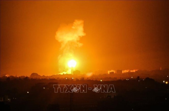Israel melakukan serangan udara untuk membalas penembakan roket dari Jalur Gaza - ảnh 1
