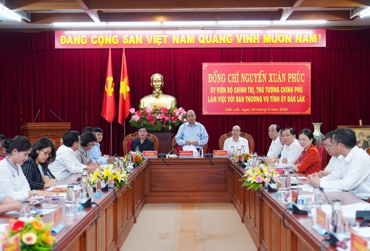 PM Nguyen Xuan Phuc melakukan rapat kerja dengan  pimpinan Provinsi Dak Lak  - ảnh 1