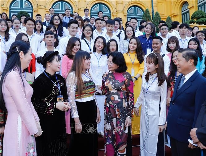 Wapres Dang Thi Ngoc Thinh mengadakan pertemuan dengan rombongan pelajar dan mahasiswa yang terkemuka di basis-basis pendidikan kejuruan  - ảnh 1