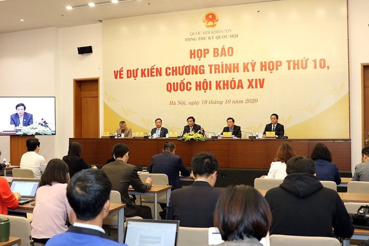 Konferesi pers tentang program persidangan ke-10 MN angkatan XIV - ảnh 1