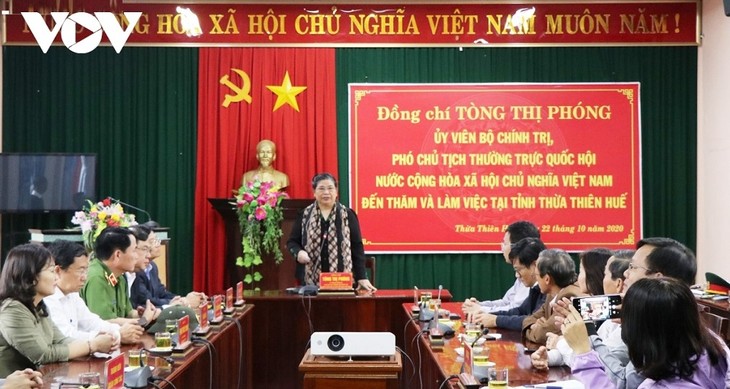 Wakil Harian Ketua MN Tong Thi Phong berkunjung dan memberikan bingkisan kepada warga di daerah banjir Provinsi Thua Thien-Hue - ảnh 1