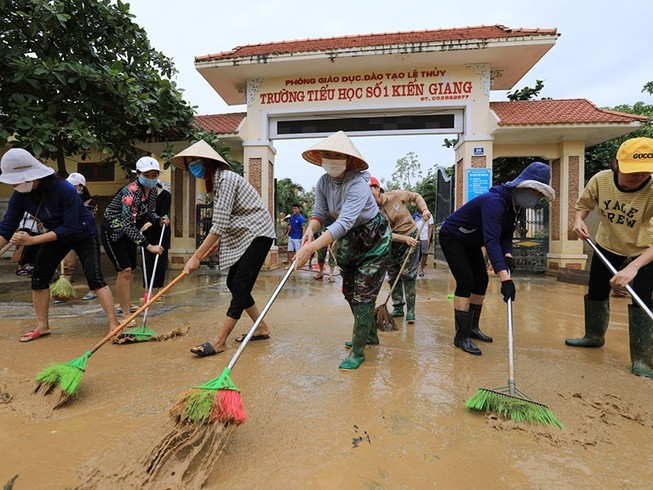 Vietnam Tengah mengatasi akibat hujan lebat dan banjir bandang san akan segera terus menderita pengaruh badai Molave - ảnh 1