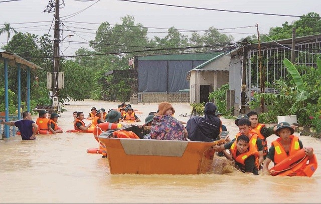 Mengungsikan warga ke tempat aman, mengurangi kerugian akibat bencana alam - ảnh 1