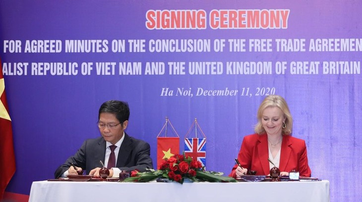 Vietnam dan Kerajaan Inggris Resmi Menandatangani Perjanjian Perdagangan Bebas - ảnh 1