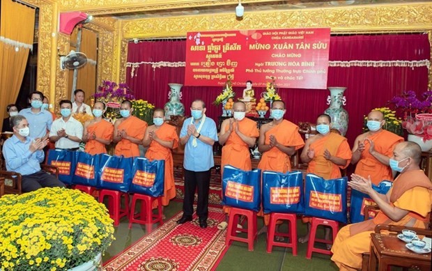 Deputi Harian PM Truong Hoa Binh Berikan Bingkisan Hari Raya Tet kepada Warga Etnis Khmer di Kota Ho Chi Minh - ảnh 1