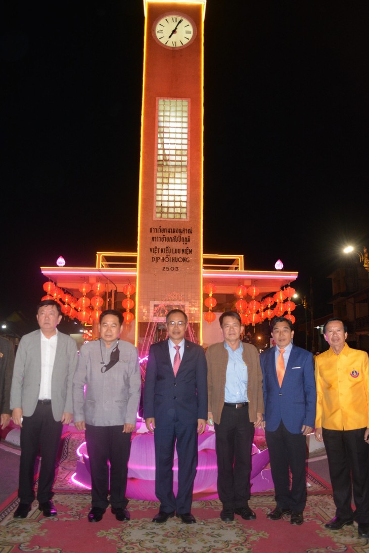 Menara Jam Kenang-Kenangan dari Perantau Vietnam di Provinsi Nakhon Phanom – Simbol Persahabatan Vietnam-Thailand - ảnh 2