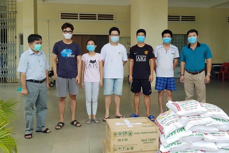 Kedubes Vietnam di Kamboja Selalu Bahu Membahu dengan Warga Vietnam di Tengah Pandemi Covid-19 - ảnh 2