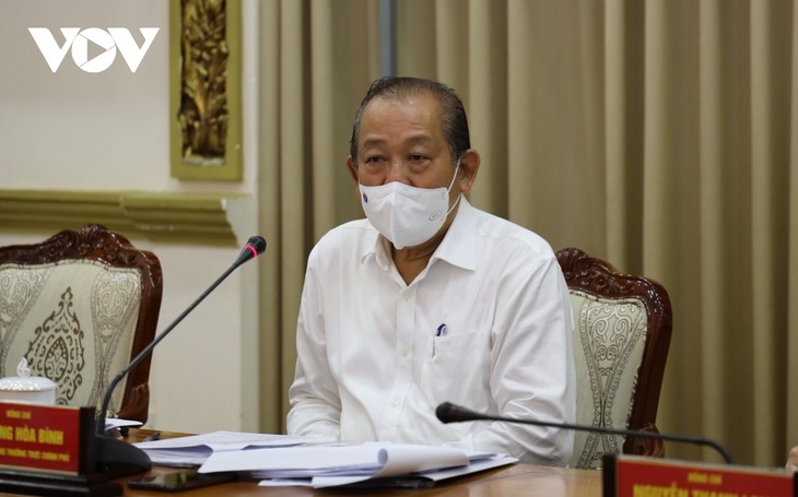 Deputi PM Truong Hoa Binh Minta Kota Ho Chi Minh untuk Gigih Cegah dan Tanggulangi Wabah, Segera Kendalikan Penyebaran  - ảnh 1