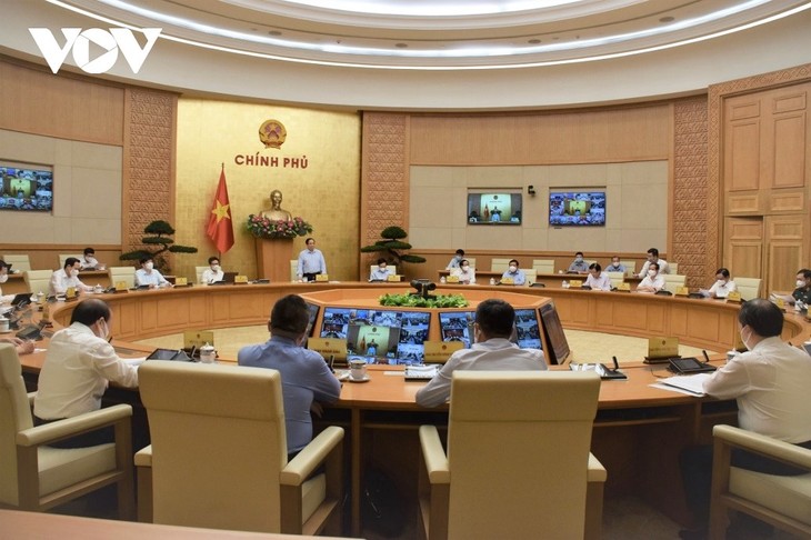 PM Pham Minh Chinh Pimpin Konferensi Virtual antara Badan Harian Pemerintah dengan 27 Daerah Vietnam Selatan tentang Pencegahan dan Penanggulangan Wabah Covid-19 - ảnh 2