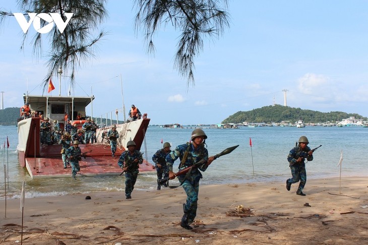 Angkatan Laut Rakyat Vietnam Atasi Semua Kesulitan untuk Bela Kedaulatan Laut dan Pulau Tanah Air - ảnh 2