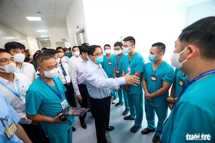 PM Pham Minh Chinh Inspeksi Rumah Sakit Lapangan Tingkat Teratas Pengobatan Covid-19 - ảnh 1