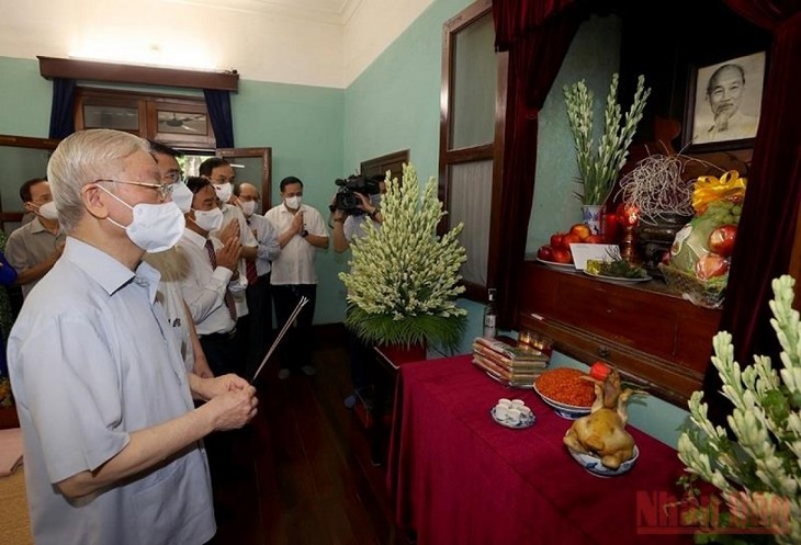 Sekjen Nguyen Phu Trong Bakar Hio, Kenang Presiden Ho Chi Minh - ảnh 1