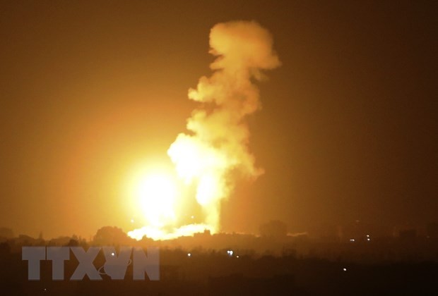 Tentara Israel Lakukan Serangan Udara terhadap Basis-Basis Hamas di Jalur Gaza - ảnh 1