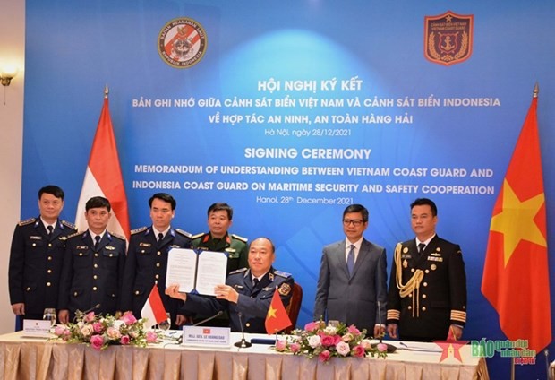 Polisi Laut Vietnam dan Bakamla Indonesia Lakukan Kerja Sama Keamanan dan Keselamatan Maritim - ảnh 1