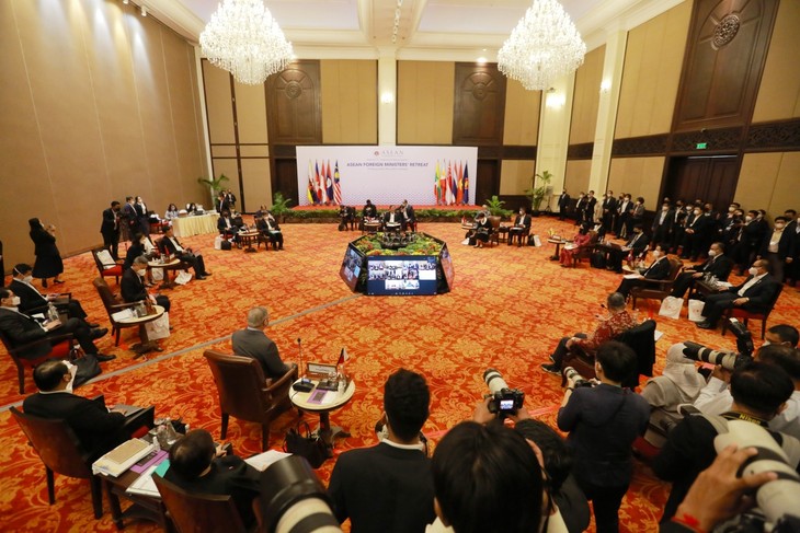 Vietnam Fokus Perkokoh Solidaritas ASEAN, Dorong Kemajuan dalam Pembangunan Komunitas - ảnh 1