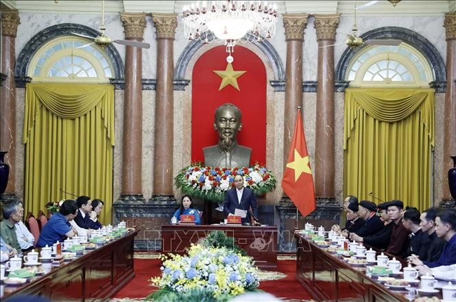 Presiden Nguyen Xuan Phuc Temui Delegasi Orang yang Berwibawa di Kalangan Warga Etnis Minoritas Provinsi Tuyen Quang - ảnh 1