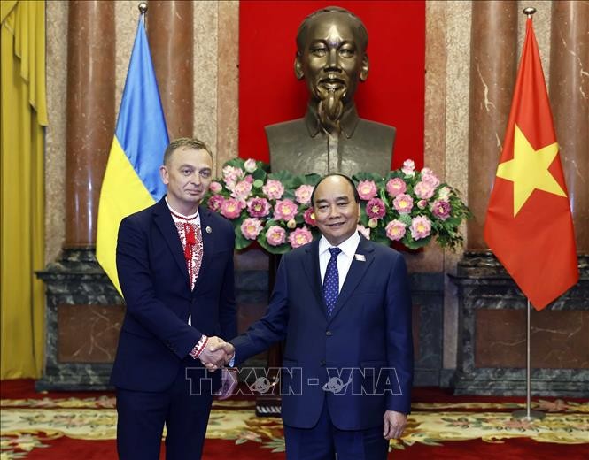 Presiden Nguyen Xuan Phuc Terima Dubes Ukraina dan Dubes Kanada yang Sampaikan Surat Kepercayaan - ảnh 1