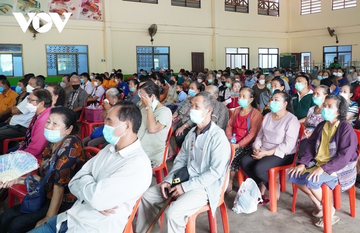 Program Pemeriksanaan, Pengobatan dan Pemberian Obat-Obatan kepada Perantau Vietnam dan Warga Laos - ảnh 2