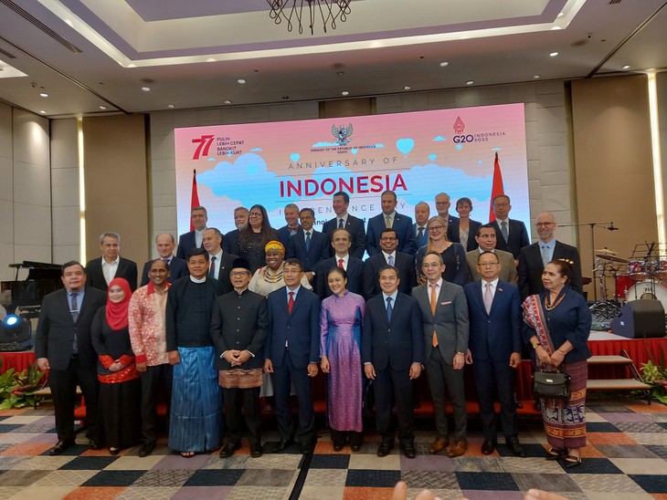 Peringatan HUT ke-77 RI, Indonesia Berharap Bersama Dengan Vietnam Tingkatkan Posisi ASEAN - ảnh 3