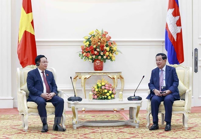 Ketua MN Vuong Dinh Hue Lakukan Pertemuan dengan PM dan Deputi PM Kamboja - ảnh 1